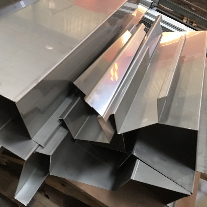 不銹鋼家居裝飾構件的應用 定制圓形包邊柱、踢腳線與排水檔條