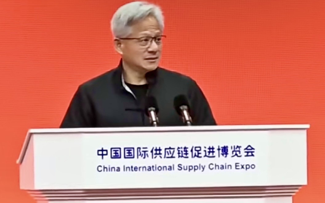 黃仁勛鏈博會中文演講獲矚目 穿上唐裝盛贊中國供應鏈',